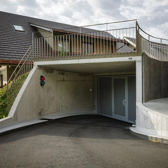 Mehrfamilienhaus mit Einfahrt; Künzi + Knutti AG, Bild: Anja Zurbrügg Photography