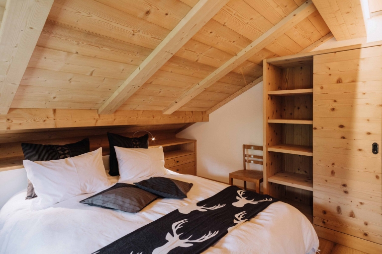 08_Schlafzimmer_Schrank-mit-Dachschraege