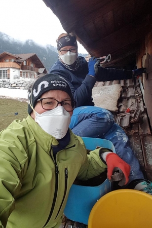 Christine Hager und Kathrin Boukchine-Hager beim abmontieren der Fassadenverkleidung